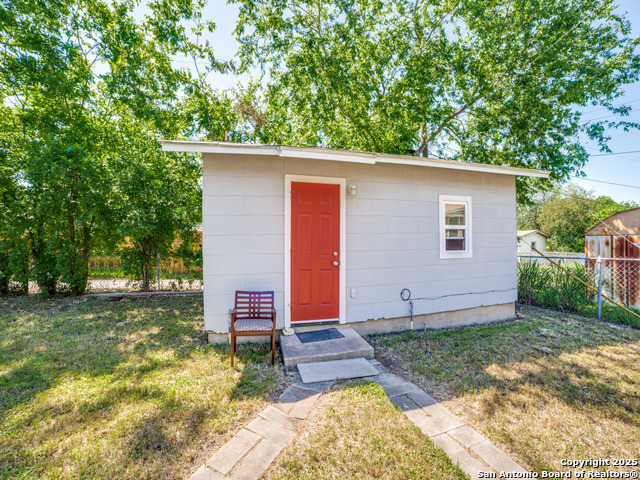 Listing photo id 22 for 130 Vaughan Pl