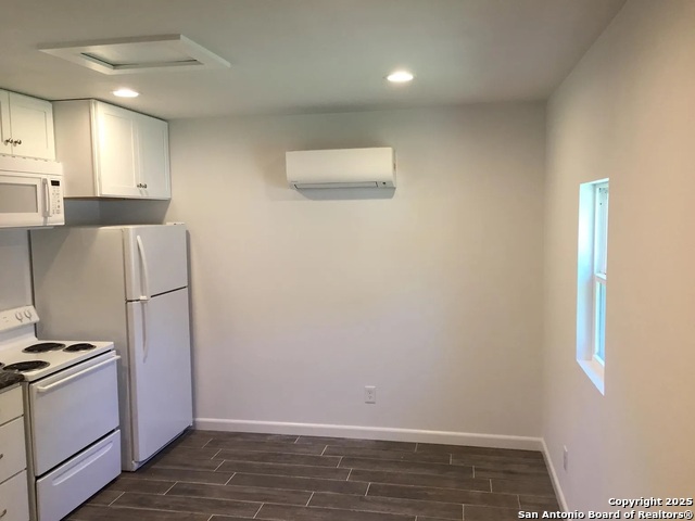 Listing photo id 24 for 130 Vaughan Pl