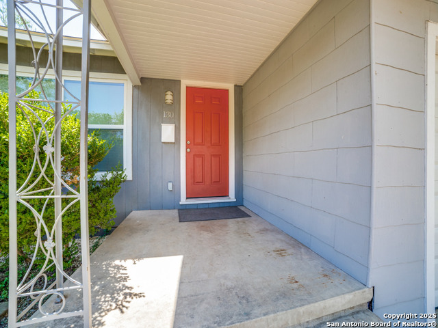Listing photo id 2 for 130 Vaughan Pl