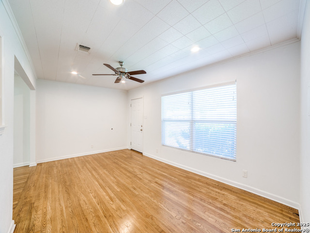 Listing photo id 3 for 130 Vaughan Pl