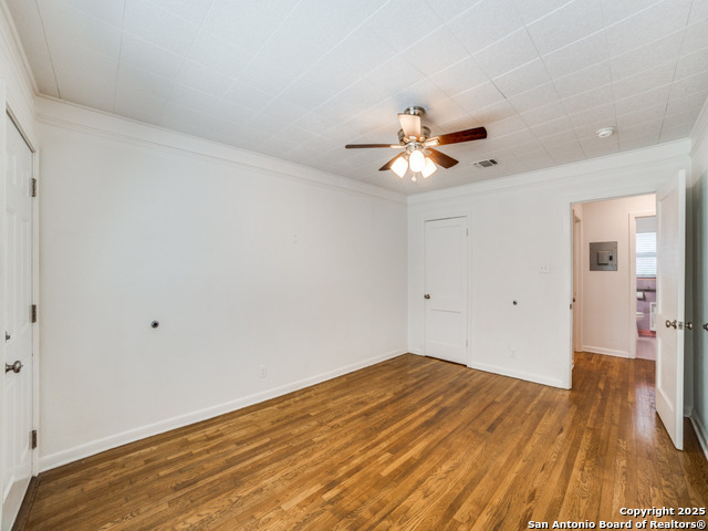 Listing photo id 5 for 130 Vaughan Pl