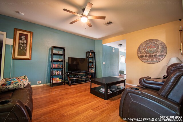 Listing photo id 10 for 1319 Belmont