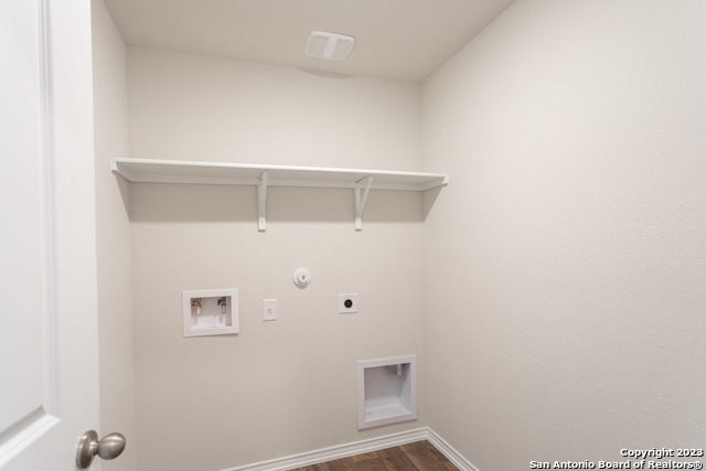 Listing photo id 11 for 5203 Scoria Trail