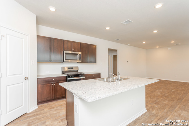 Listing photo id 2 for 5203 Scoria Trail