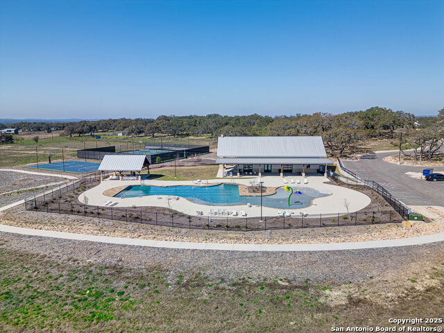 Listing photo id 9 for 528 Rosemary Ridge