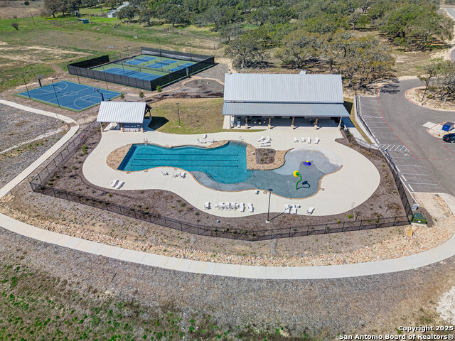 Listing photo id 10 for 528 Rosemary Ridge