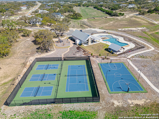 Listing photo id 12 for 528 Rosemary Ridge