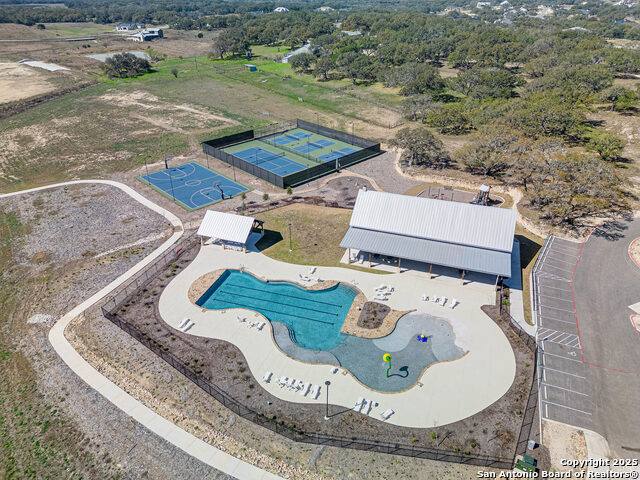 Listing photo id 13 for 528 Rosemary Ridge