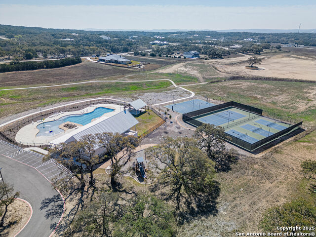 Listing photo id 14 for 528 Rosemary Ridge