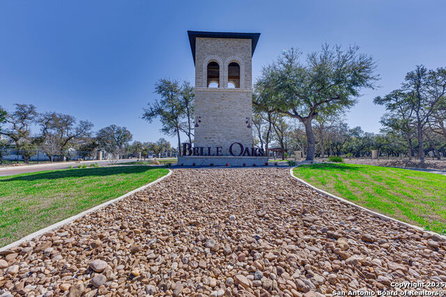 Listing photo id 4 for 528 Rosemary Ridge