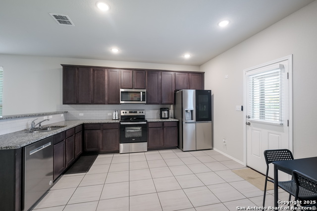 Listing photo id 8 for 7731 Chatham