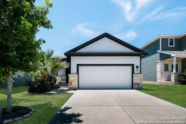 Listing photo id 0 for 7731 Chatham