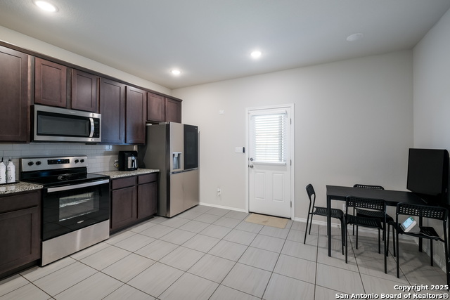 Listing photo id 5 for 7731 Chatham