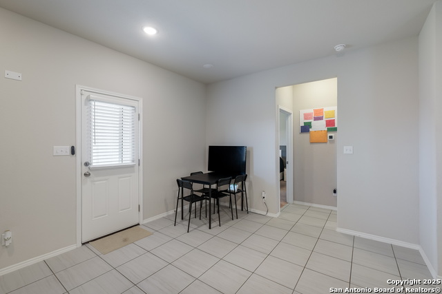 Listing photo id 6 for 7731 Chatham