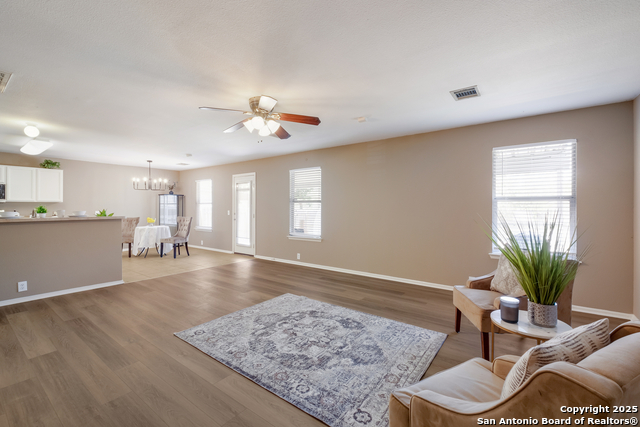Listing photo id 11 for 10019 Buescher Ln