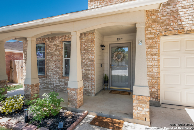 Listing photo id 1 for 10019 Buescher Ln