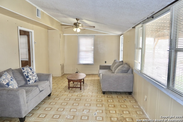 Listing photo id 8 for 316 W Colonial Pkwy