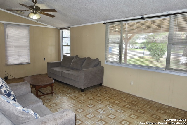 Listing photo id 9 for 316 W Colonial Pkwy
