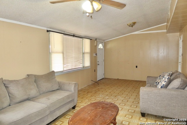 Listing photo id 10 for 316 W Colonial Pkwy