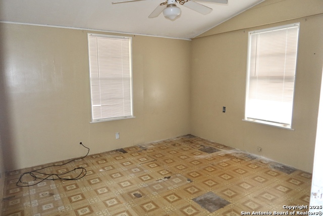Listing photo id 14 for 316 W Colonial Pkwy