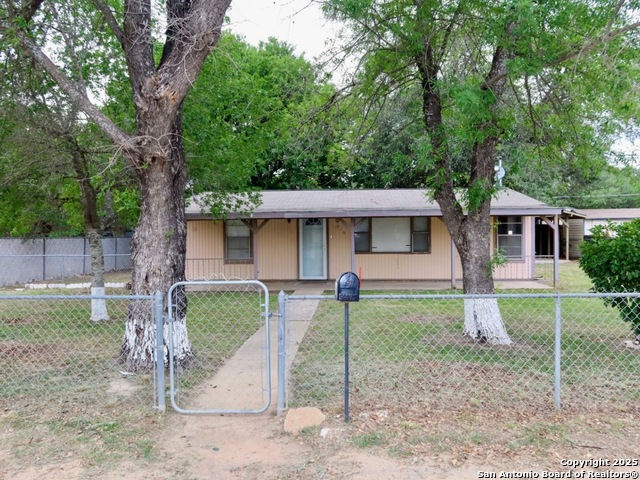 Listing photo id 0 for 316 W Colonial Pkwy