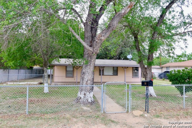 Listing photo id 1 for 316 W Colonial Pkwy