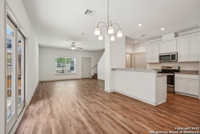 Listing photo id 13 for 2033 Silver Oaks 23