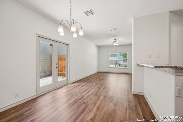 Listing photo id 14 for 2033 Silver Oaks 23
