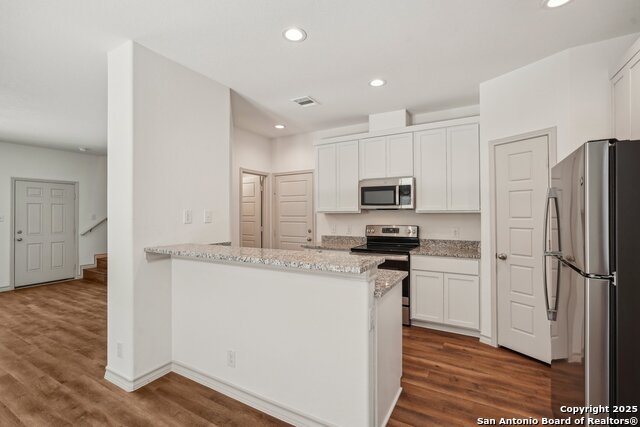 Listing photo id 15 for 2033 Silver Oaks 23