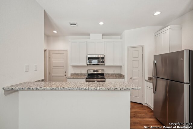 Listing photo id 16 for 2033 Silver Oaks 23