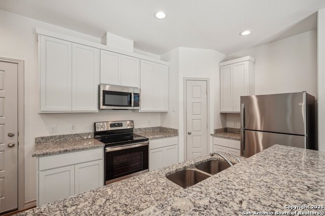 Listing photo id 17 for 2033 Silver Oaks 23