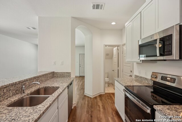 Listing photo id 20 for 2033 Silver Oaks 23