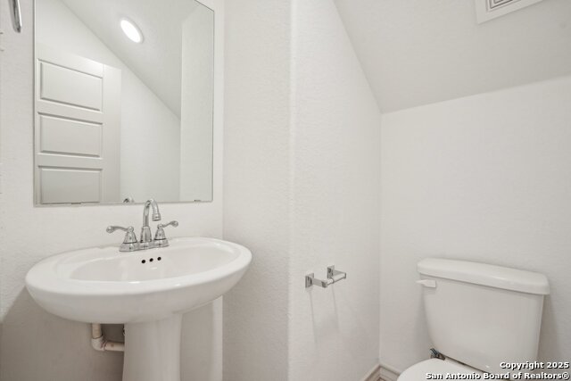 Listing photo id 21 for 2033 Silver Oaks 23