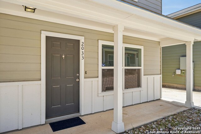 Listing photo id 2 for 2033 Silver Oaks 23