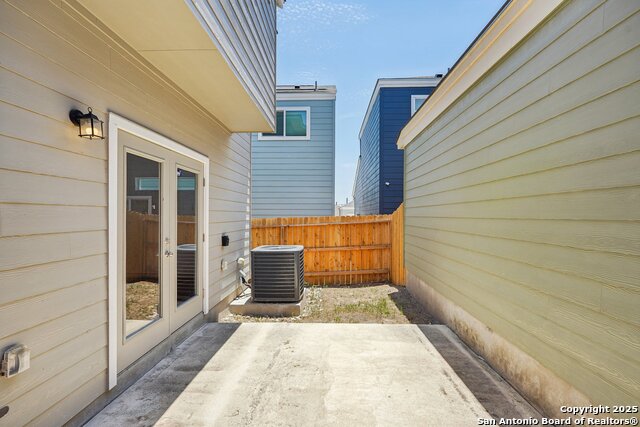 Listing photo id 41 for 2033 Silver Oaks 23