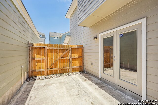 Listing photo id 42 for 2033 Silver Oaks 23