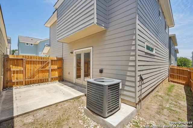 Listing photo id 43 for 2033 Silver Oaks 23