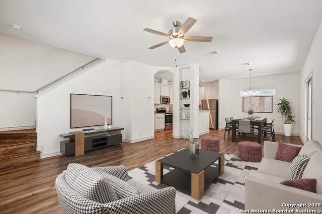 Listing photo id 3 for 2033 Silver Oaks 23