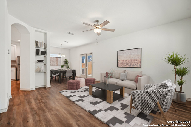 Listing photo id 5 for 2033 Silver Oaks 23