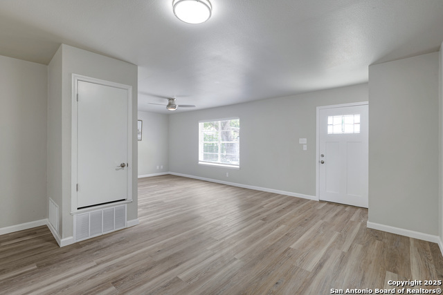 Listing photo id 10 for 5243 Overpool
