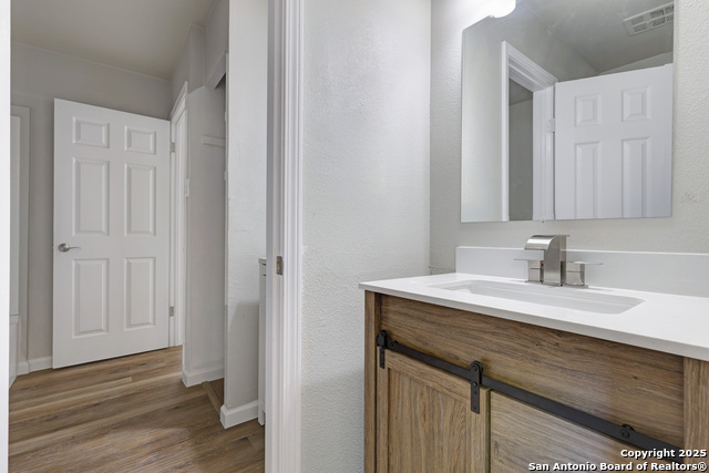 Listing photo id 13 for 5243 Overpool