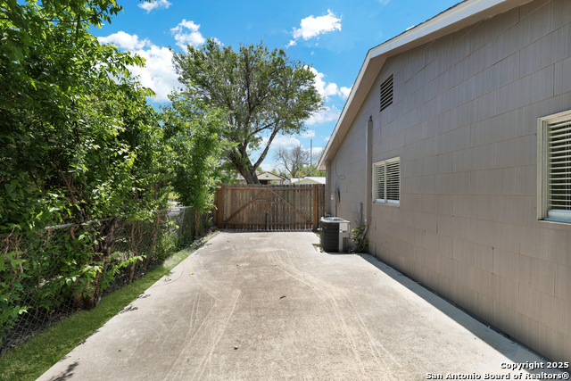 Listing photo id 20 for 5243 Overpool