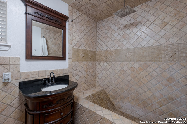 Image 16 of 33 For 226 Carolwood Dr.