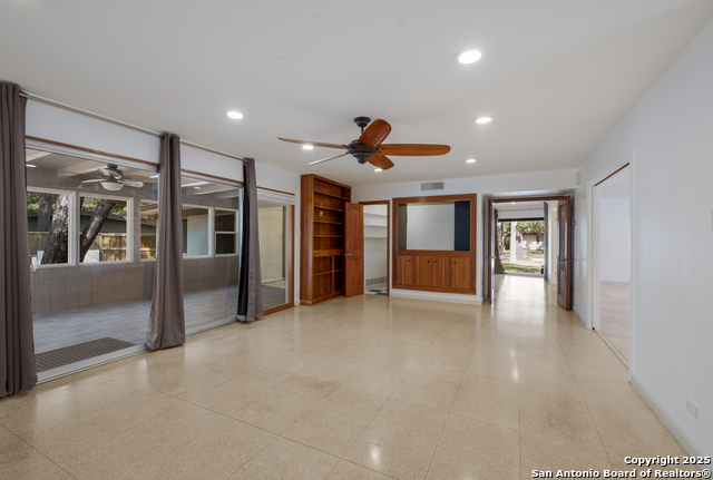 Image 7 of 33 For 226 Carolwood Dr.