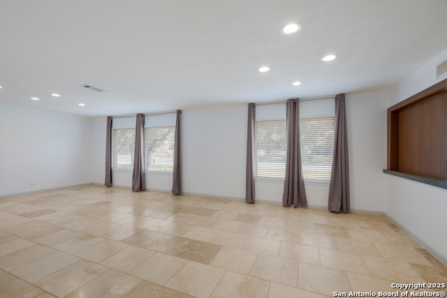 Image 9 of 33 For 226 Carolwood Dr.