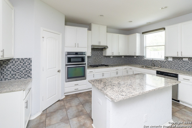 Listing photo id 4 for 13131 Piper Sonoma