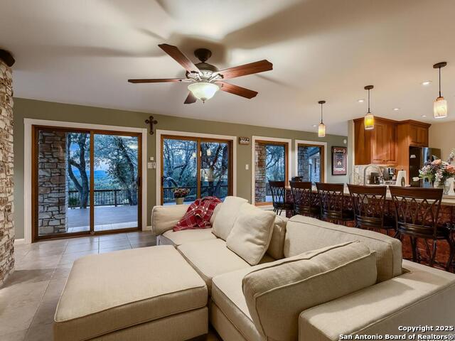 Listing photo id 4 for 320 Remington Dr