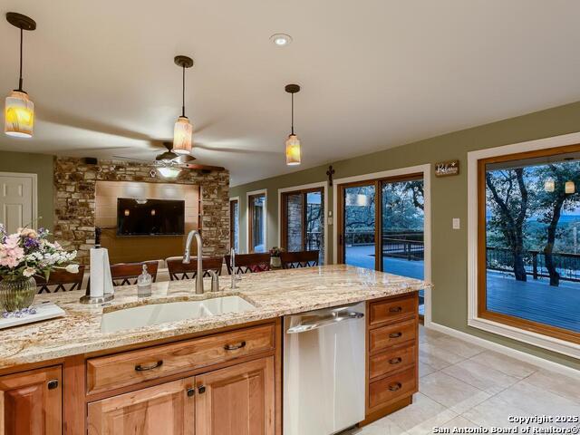 Listing photo id 5 for 320 Remington Dr