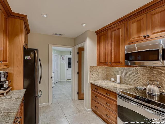 Listing photo id 6 for 320 Remington Dr