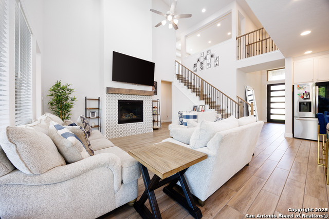Listing photo id 1 for 807 Swenson Ranch